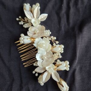Elegant Gold and Cream Floral Hair Comb